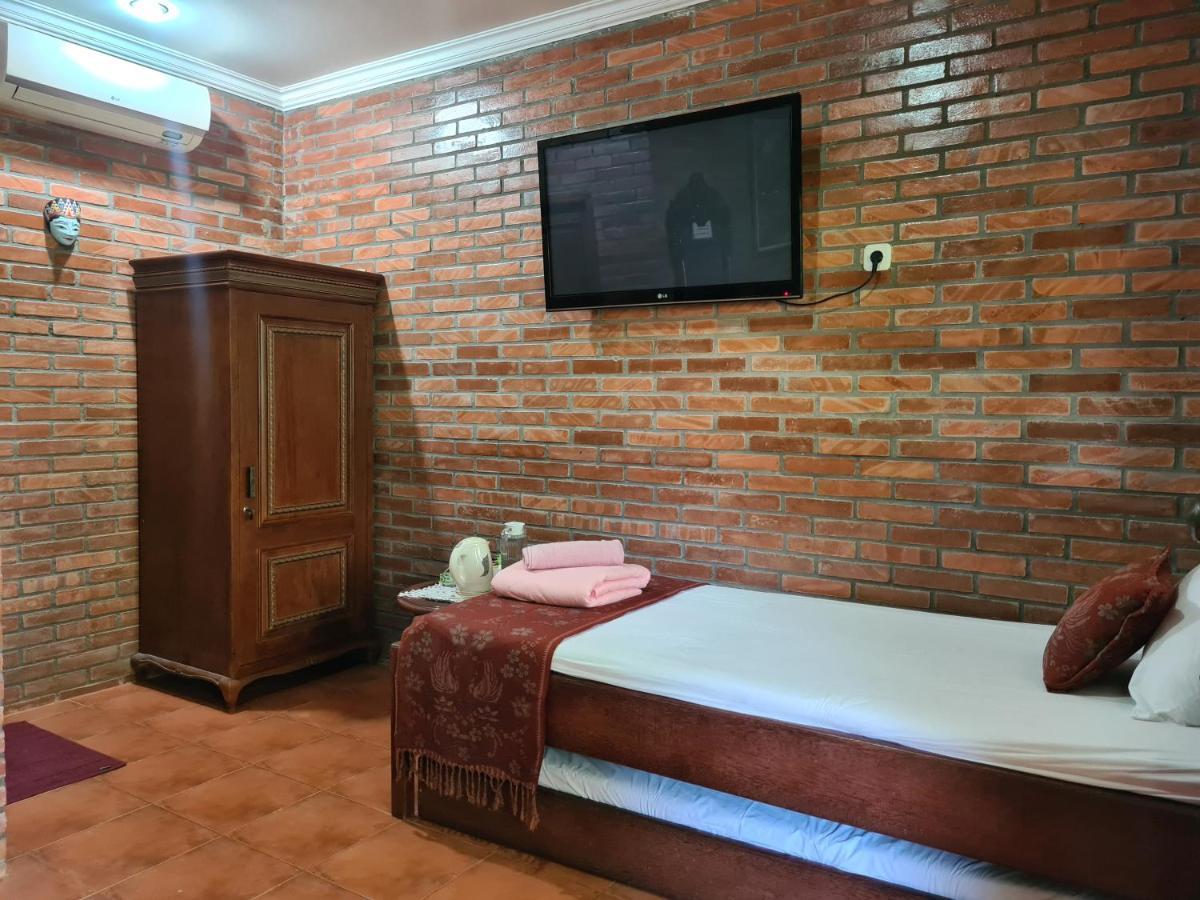 Ndalem Suryo Saptono Guest House Tugu Esterno foto