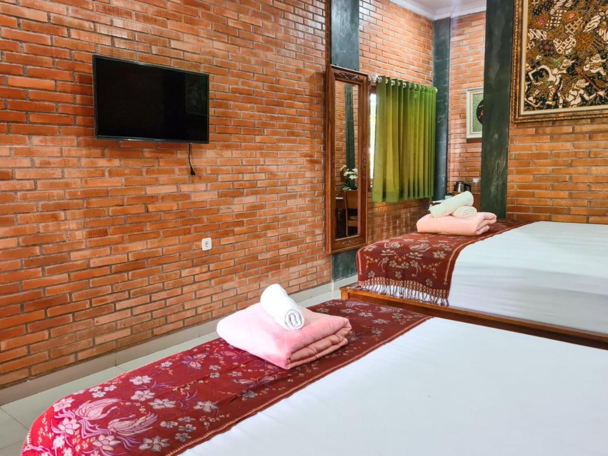 Ndalem Suryo Saptono Guest House Tugu Esterno foto