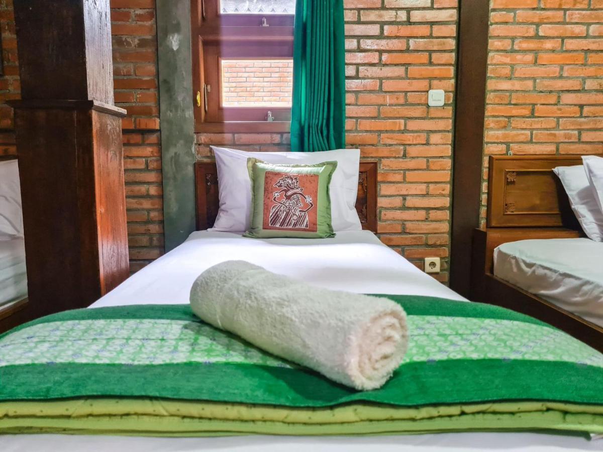Ndalem Suryo Saptono Guest House Tugu Esterno foto