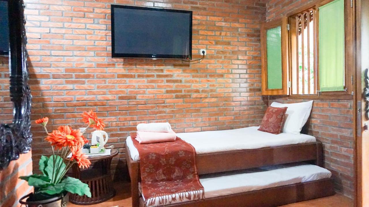 Ndalem Suryo Saptono Guest House Tugu Esterno foto