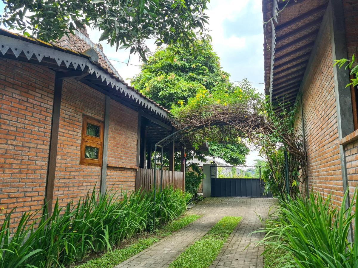 Ndalem Suryo Saptono Guest House Tugu Esterno foto