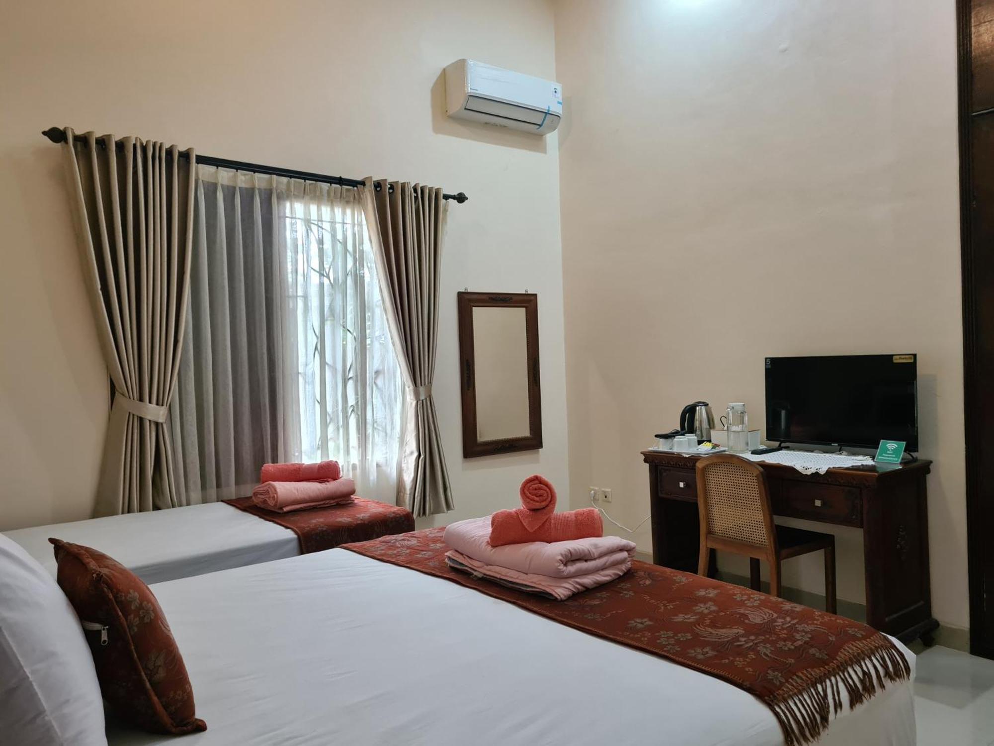 Ndalem Suryo Saptono Guest House Tugu Esterno foto