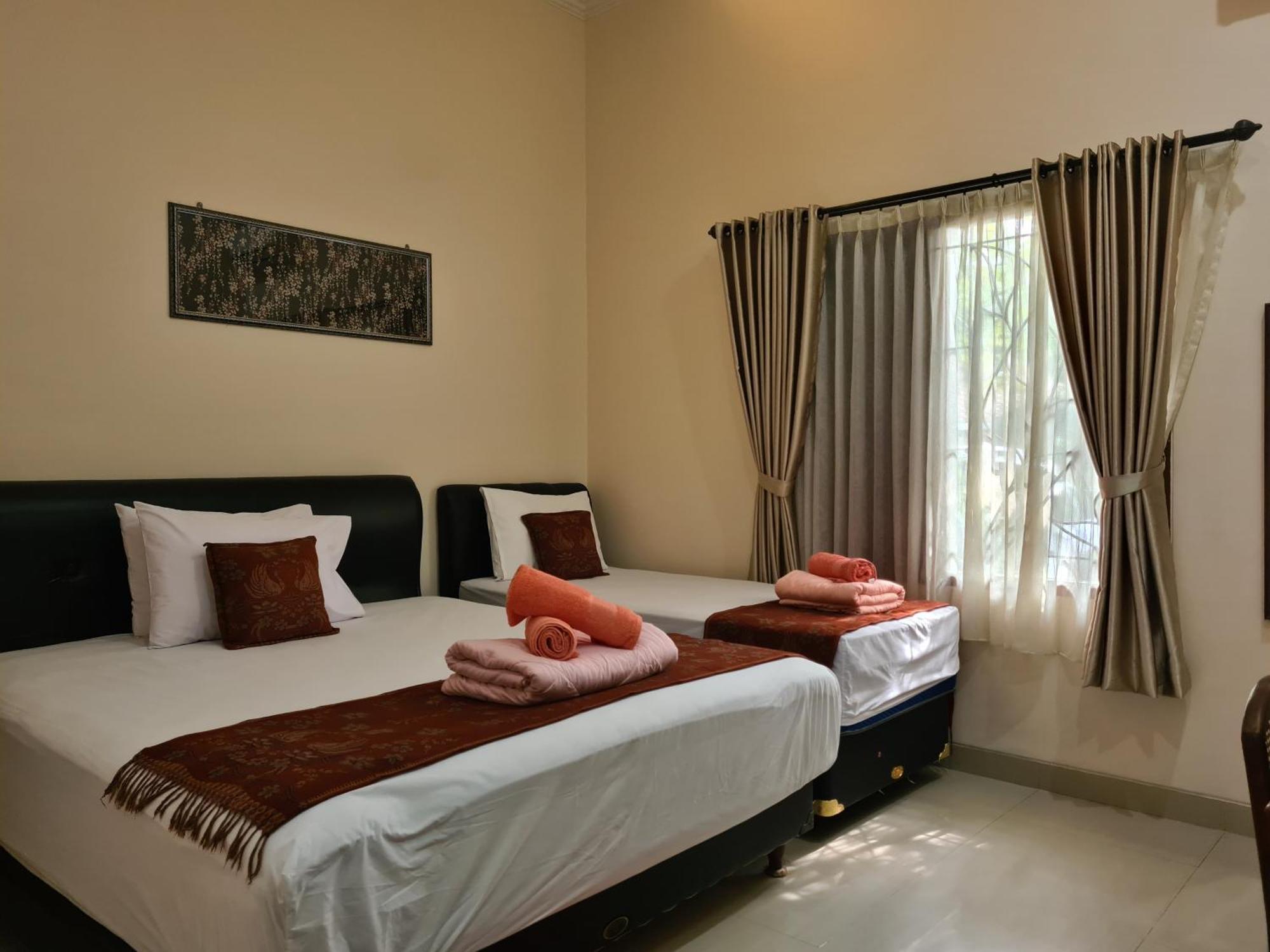 Ndalem Suryo Saptono Guest House Tugu Esterno foto
